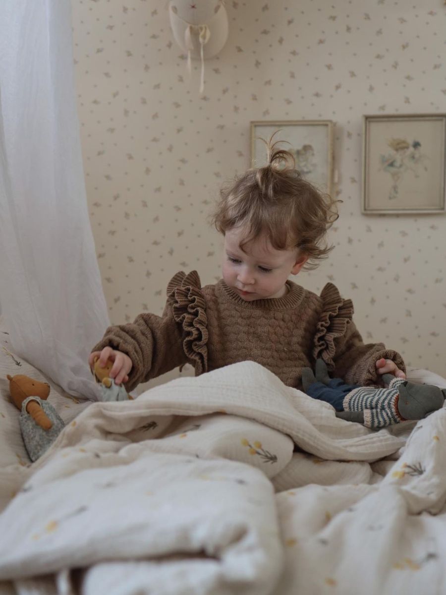 scandi single bed sheets made from 100% GOTS organic cotton with floral Billy Button Pattern on neutral background.